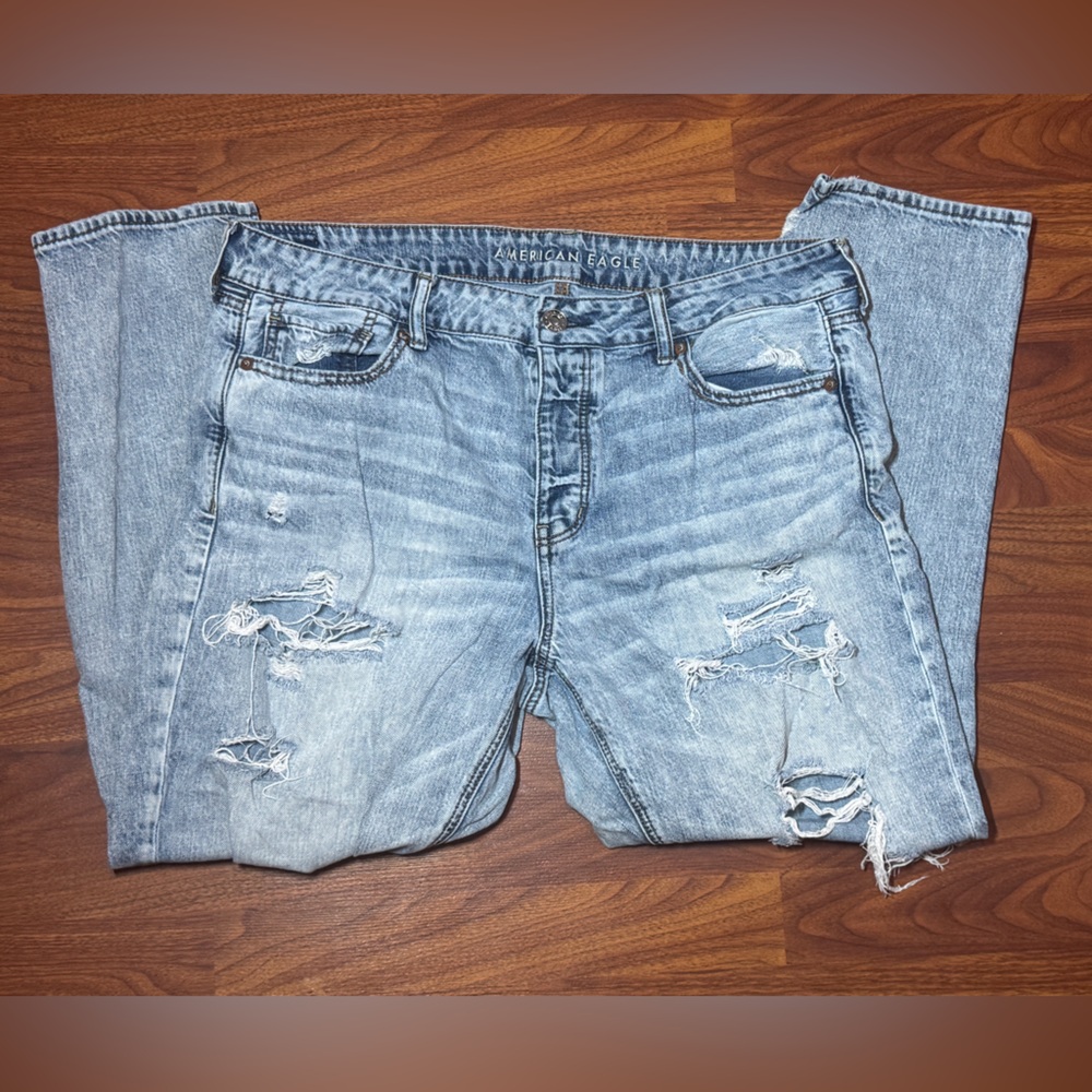 american eagle distressed tomgirl jeans